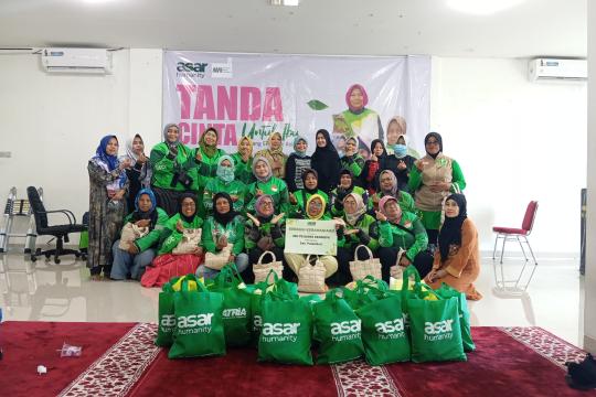 Peringati Hari Ibu: ASAR Humanity Sampaikan Bantuan Pada Puluhan Ibu Ojek Online