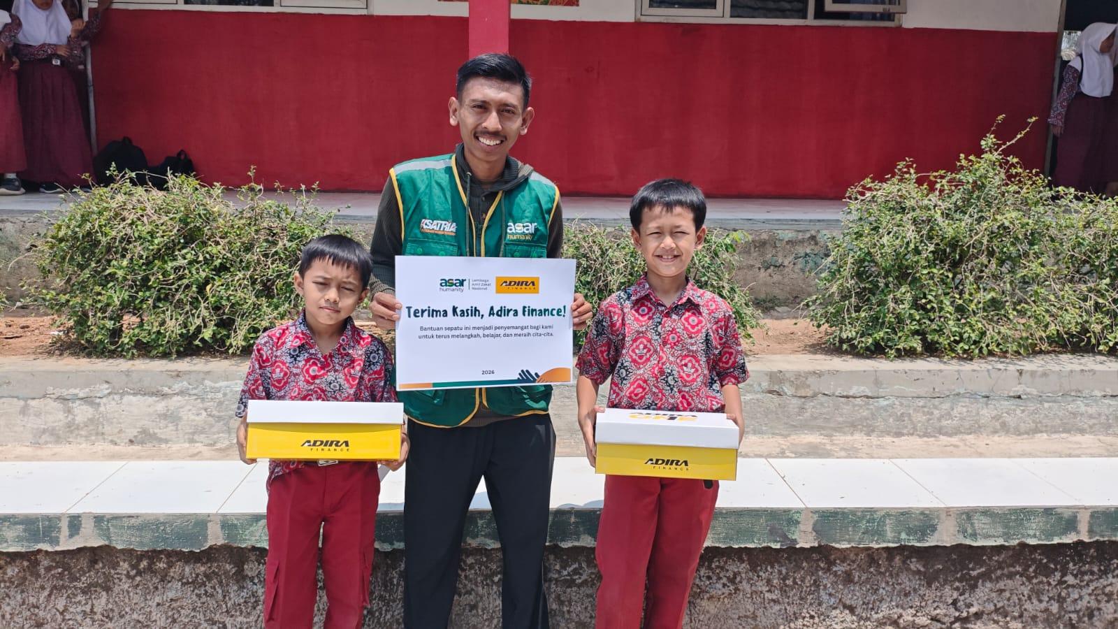 Adira Finance Bersama ASAR Humanity Salurkan 50 Pasang Sepatu untuk Siswa SDN Tanjungsari 01 Bogor