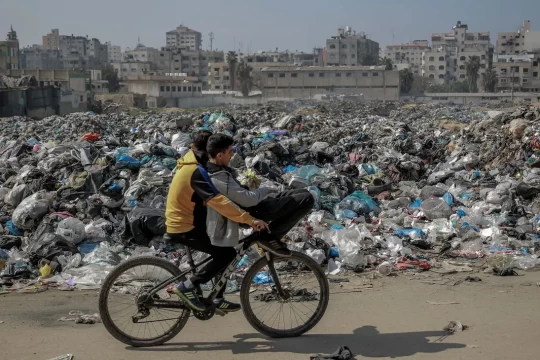 Gunungan Sampah Perburuk Kondisi Kesehatan di Gaza Palestina