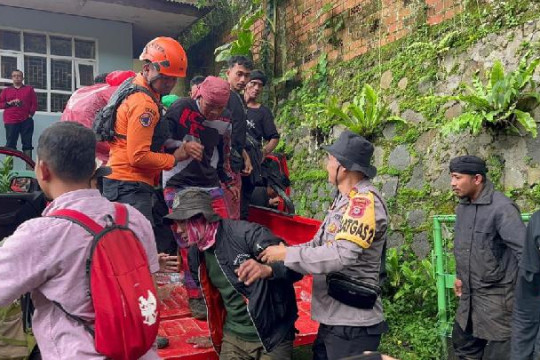 Sebanyak 13 Warga Tersesat di Gunung Pangrango Akhirnya Ditemukan Tim Penyelamat