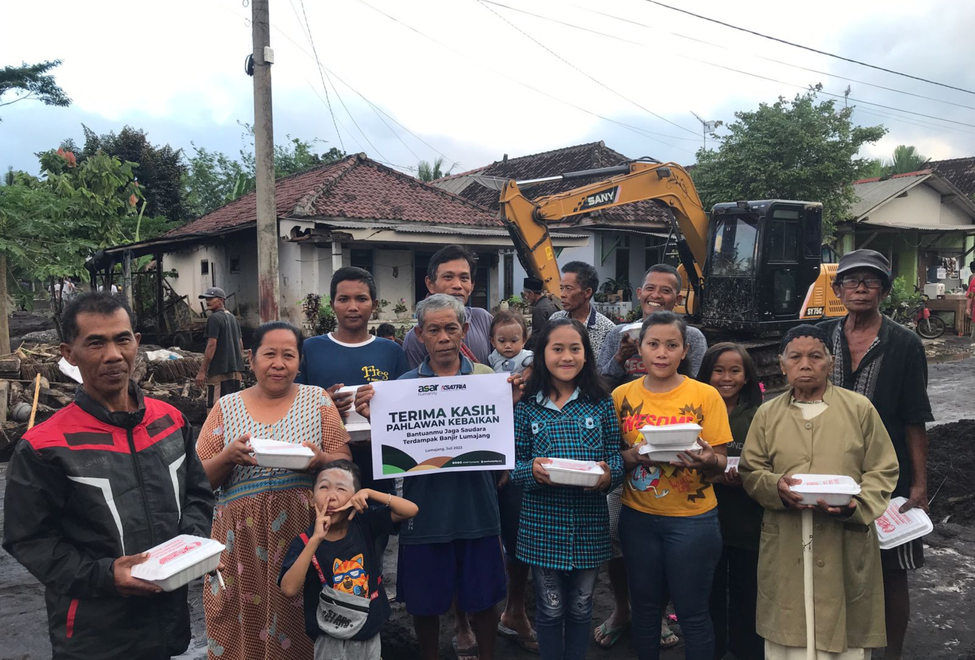 Floods in Lumajang Cause 1,038 People to Evacuate, Asar Humanity and Ksatria Provide Initial Aid