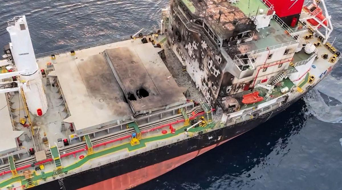 detik-detik-kapal-kargo-tenggelam-dirudal-houthi-di-laut-merah-1752123898042