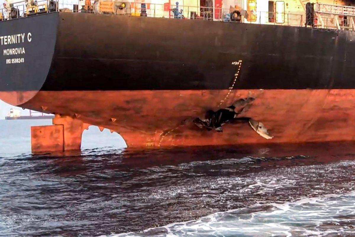 detik-detik-kapal-kargo-tenggelam-dirudal-houthi-di-laut-merah-1752123961132