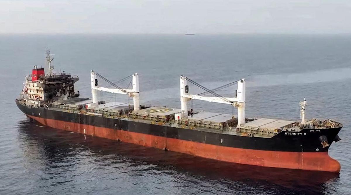 detik-detik-kapal-kargo-tenggelam-dirudal-houthi-di-laut-merah-1752124009622