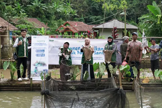 ASAR Humanity Panen Ikan Nila untuk Ketahanan Pangan Santri di Subang