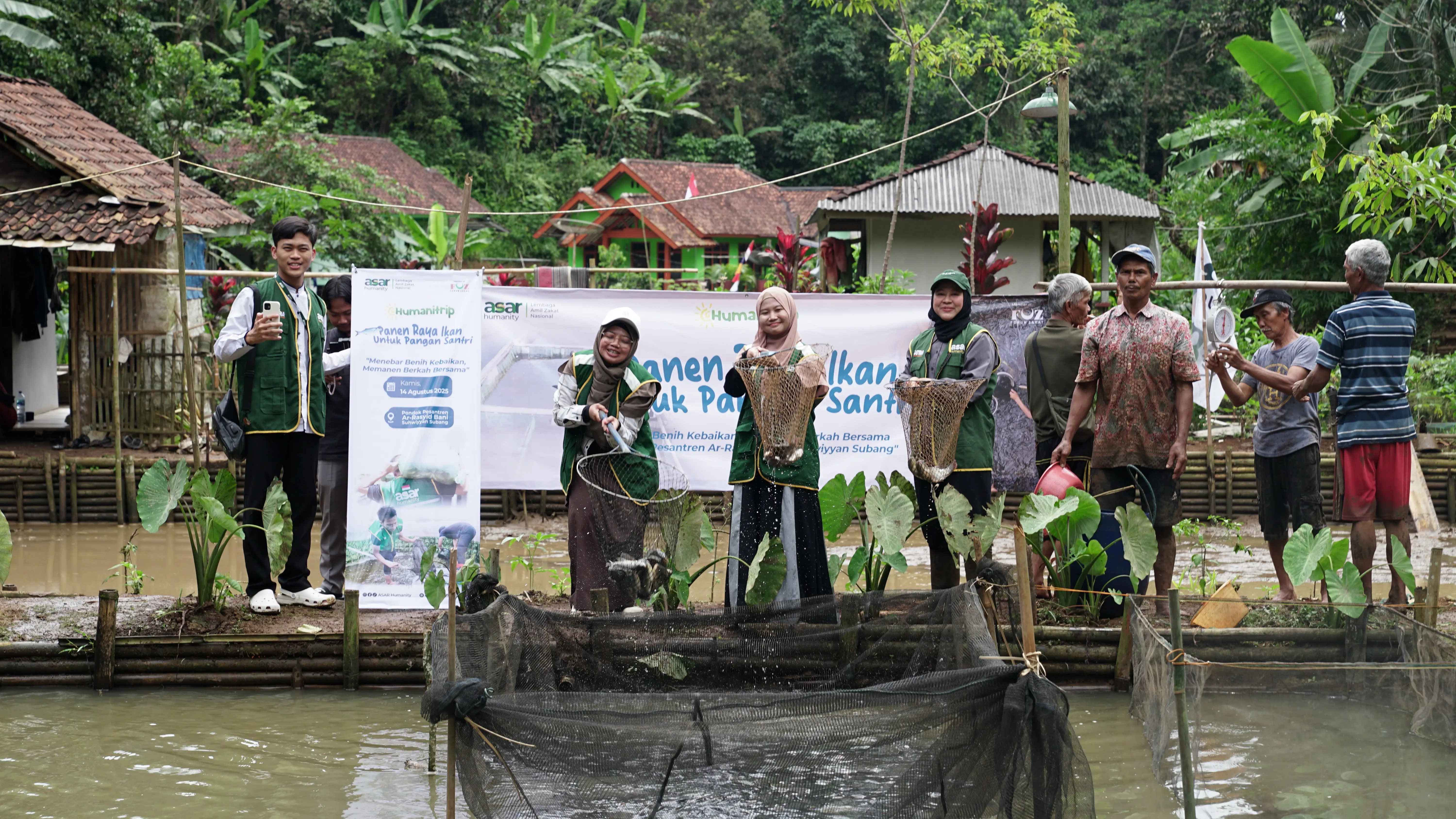 ASAR Humanity Panen Ikan Nila untuk Ketahanan Pangan Santri di Subang