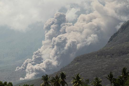 Gunung Lewotobi Meletus: Muntahkan Abu Vulkanik 900 Meter dan Berstatus Awas