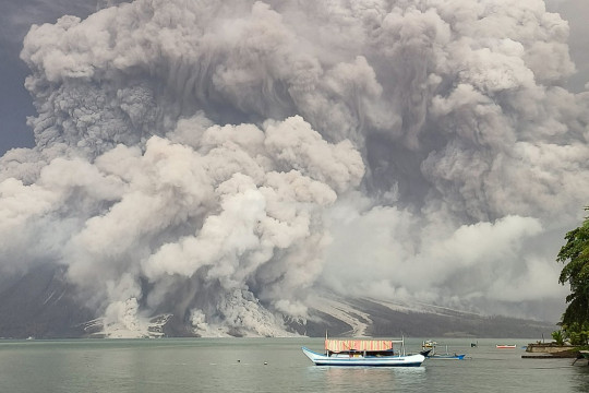 Gunung Ruang Erupsi, BNPB Imbau Warga Terhadap Potensi Adanya Tsunami