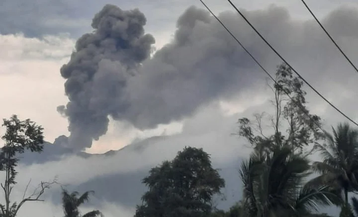 Gunung Marapi Kembali Erupsi, Muntahkan Awan Panas dan Status Masih Siaga!