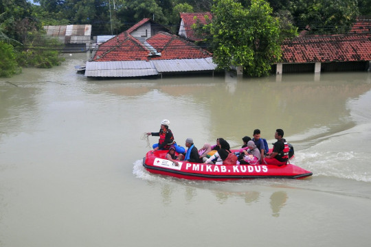 Banjir Tinggi Rendam 4 Kabupaten di Jawa Tengah, Semarang, Demak, Kudus, dan Grobogan