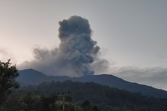 Erupsi Lagi, Gunung Marapi di Sumbar Muntahkan Abu Vulkanik Setinggi 1.000 Meter
