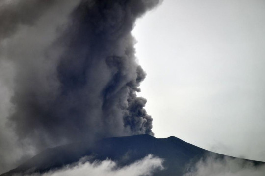 Marapi Masih Erupsi, Pemerintah Imbau Siaga Darurat Sampai 24 Januari