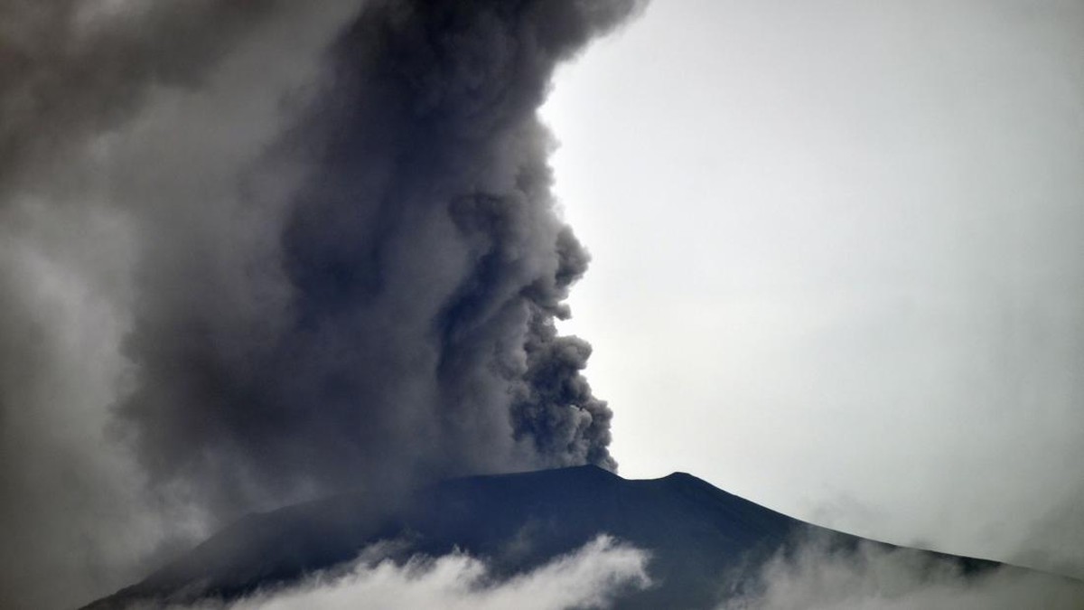 Marapi Masih Erupsi, Pemerintah Imbau Siaga Darurat Sampai 24 Januari