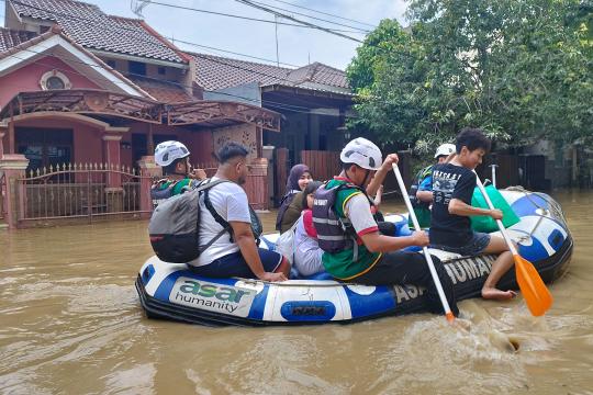 Relawan Ksatria Asar Humanity Diterjunkan Evakuasi Warga Terdampak Banjir Bekasi
