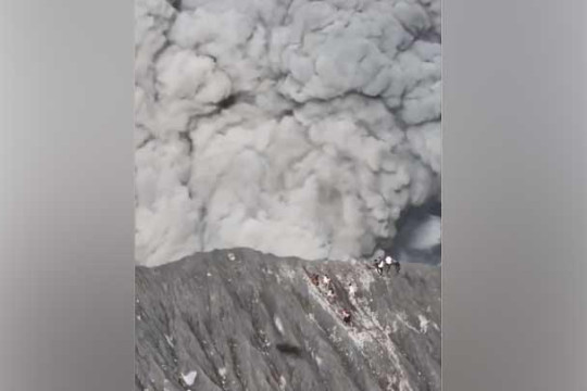 Mencekam! Belasan Pendaki Gunung Dukono Nyaris Dihujani Material Erupsi
