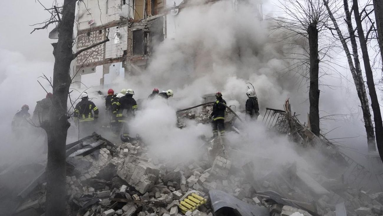 rudal-rusia-menargetkan-dua-kota-terbesar-di-ukraina-pada-selasa-pagi-selasa-2312024-ap-photoandrii-marienko-3_169