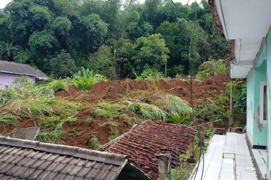 Ngeri! Tanah Longsor di Cibadak, Sukabumi Akibatkan Belasan Rumah Tertimbun