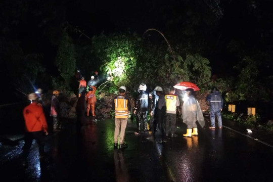 Hujan Lebat Akibatkan Longsor Yang Memutus Akses Jalan Sukabumi-Bogor