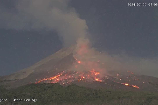 Lagi! Gunung Merapi Erupsi Muntahkan APG Setinggi 1.200 Meter dan Berstatus Siaga!