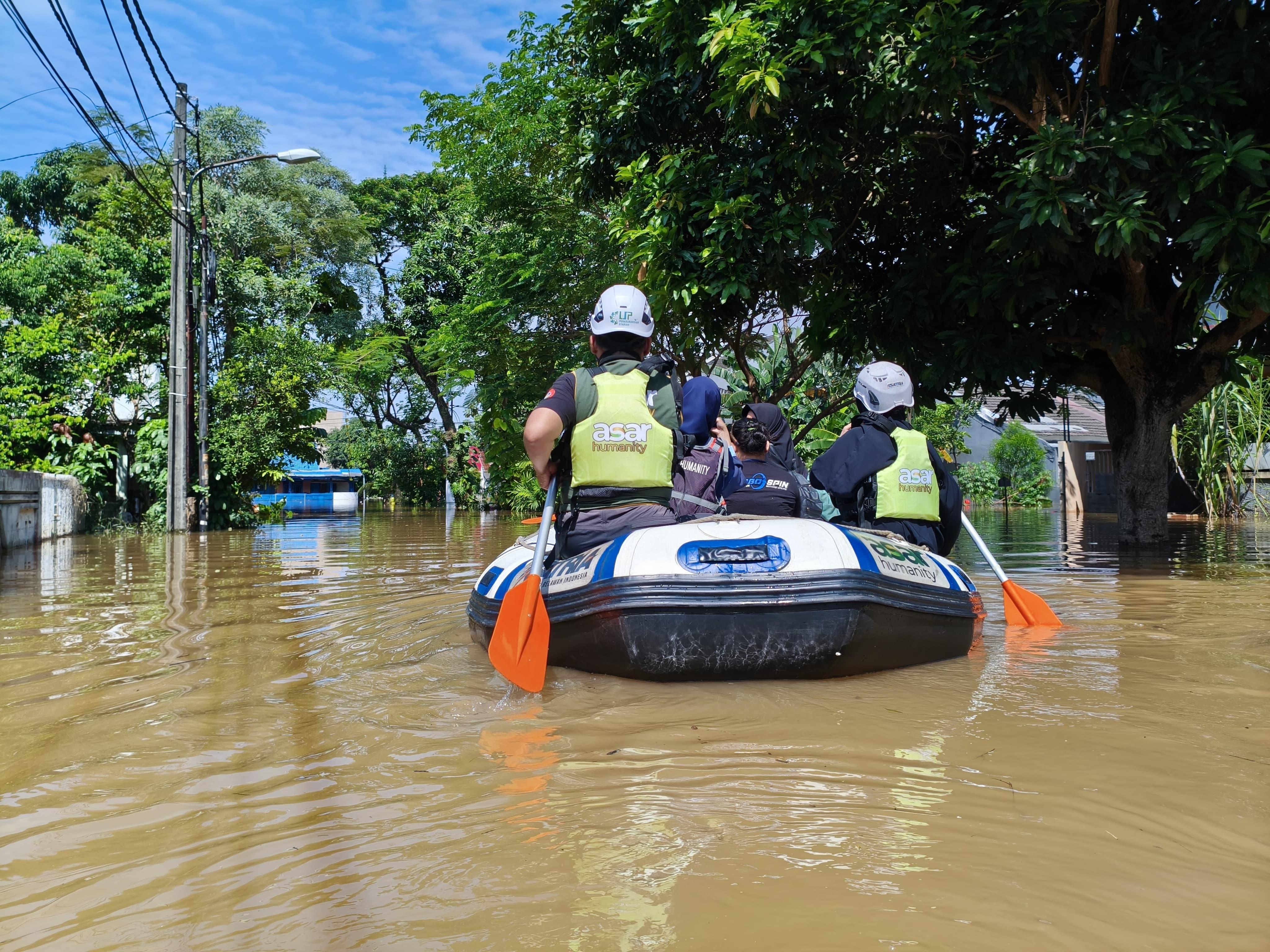 Tim relawan Ksatria Asar Humanity evakuasi warga di Duren Village Ciledug