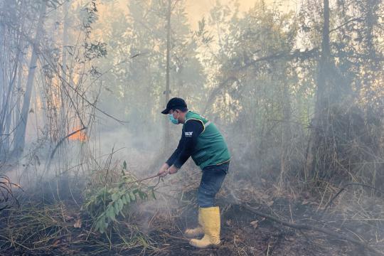 ASAR Humanity Salurkan Logistik untuk Relawan Damkar di Tengah Karhutla Kalimantan Selatan