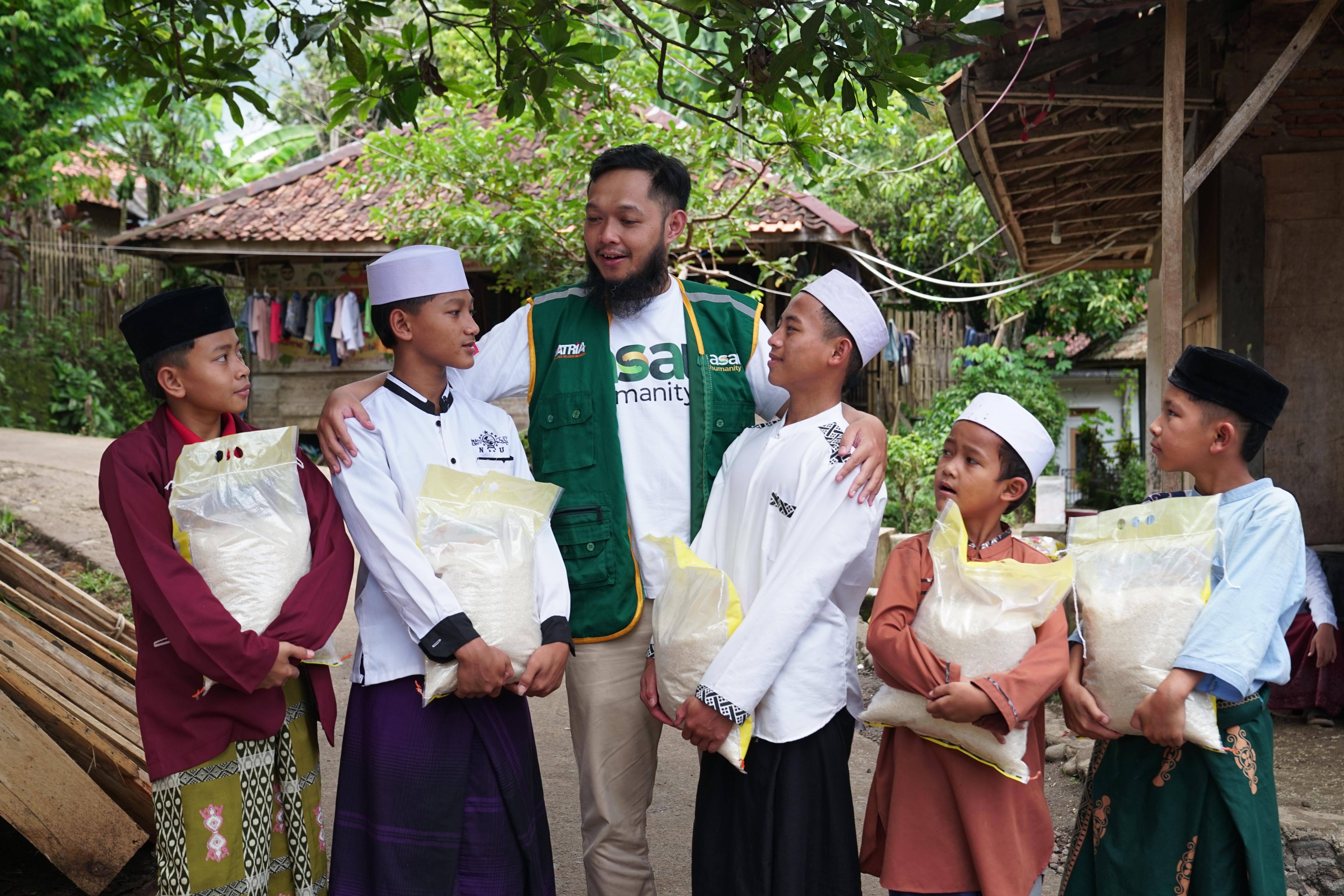 ASAR Humanity Dukung Santri Penghafal Qur’an Lewat Distribusi Paket Pangan di Cianjur