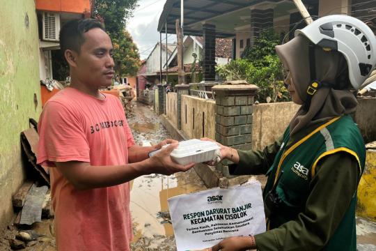 ASAR Humanity Salurkan Bantuan Makanan Siap Santap untuk Korban Banjir Bandang di Cisolok, Sukabumi