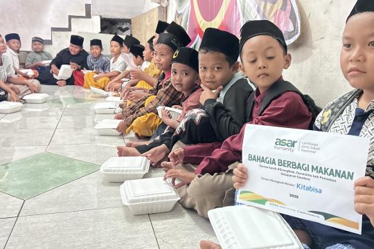 Bahagia Berbagi Makanan Bersama ASAR Humanity untuk Santri dan Guru Ngaji