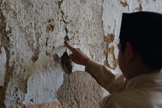 Di Balik Atap yang Bocor, Ada Mimpi 150 Anak di MI Swasta Al-Barkah