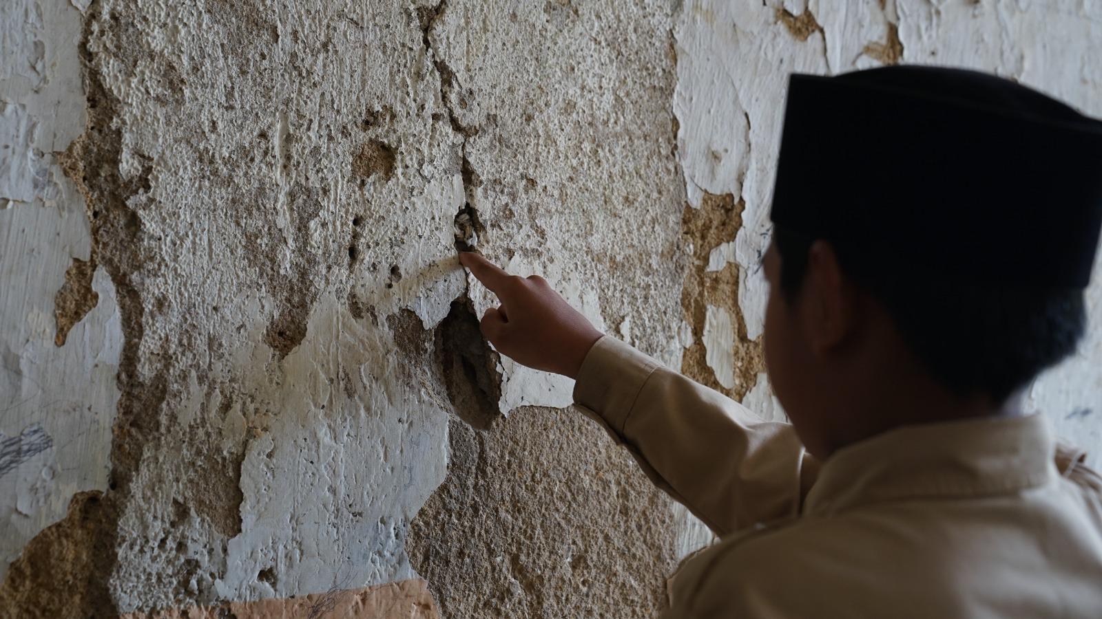 Di Balik Atap yang Bocor, Ada Mimpi 150 Anak di MI Swasta Al-Barkah