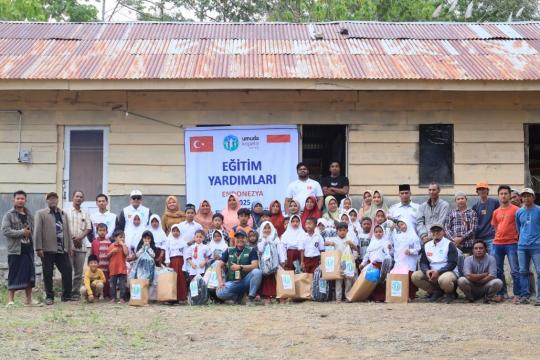 ASAR Humanity Distributes 186 School Supply Packages from the People of Türkiye to Students in Remote Bener Meriah