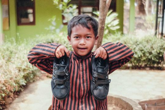 Alkhair Malaysia Bersama ASAR Humanity Salurkan 50 Pasang Sepatu untuk Pelajar SDN Kalipang 3 Kediri