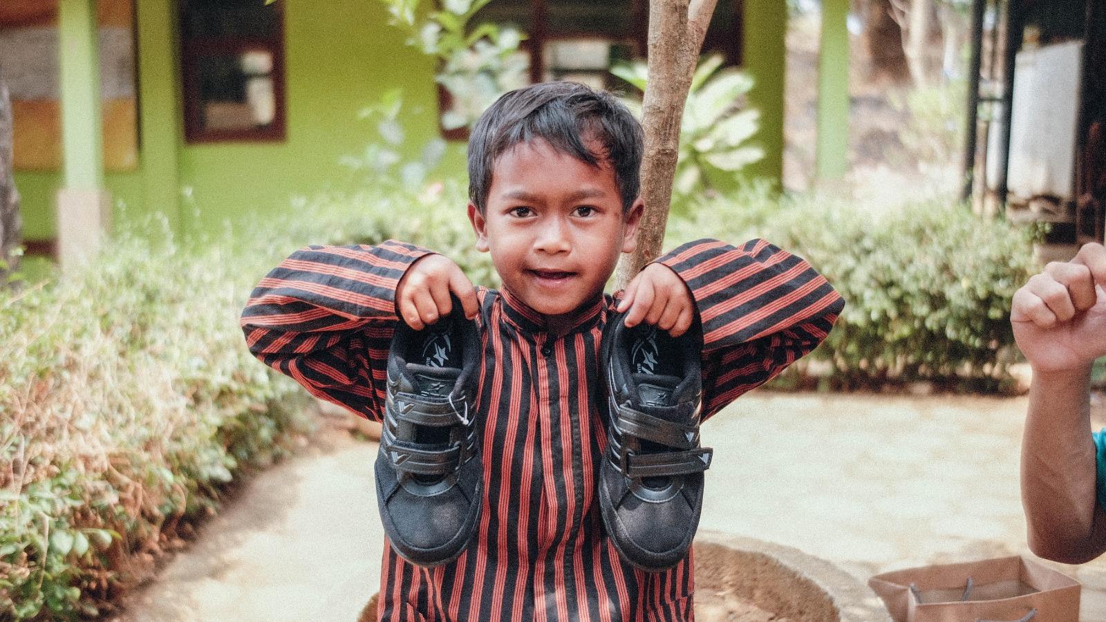 Alkhair Malaysia Bersama ASAR Humanity Salurkan 50 Pasang Sepatu untuk Pelajar SDN Kalipang 3 Kediri